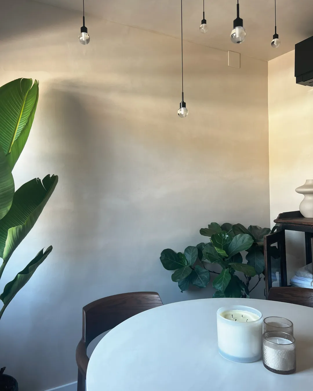 Mikrosementtiseinä, jossa näkyy käsintehdyn pinnan luonnollinen sävyvaihtelu.