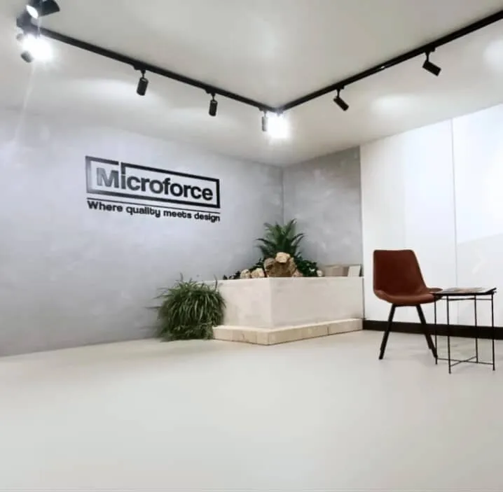 Microforce-showroomin tila, jossa lattia, seinä ja istutusallas ovat samaa mikrosementtiä.